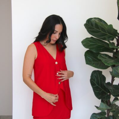 Falda short color rojo sin bolsillos con elástico en la parte de atrás