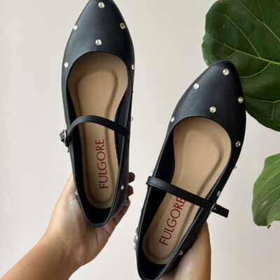 Zapatos negros con brillos de puntas cerrados con tiras