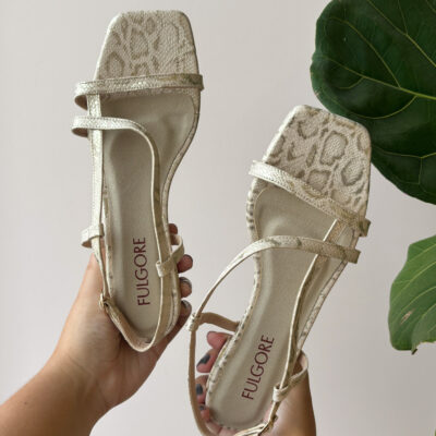 Zapatos modelo sandalias beige de tiras con taquito de 1.5cm