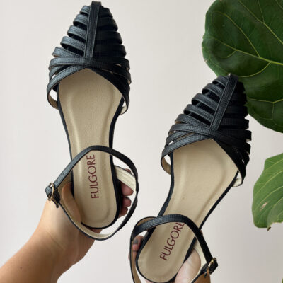 Zapatos modelo sandalias negras tipo canasta de tiras con taquito de 1.5cm