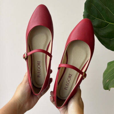 Zapatos rojos de puntas cerrados con tiras y taquito de 1.5cm