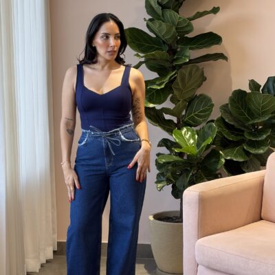 Pantalón jean azul rasgado con bolsillos y amarre en la cintura
