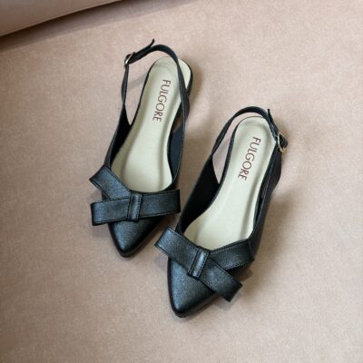 Zapatos modelo sandalias color negro satinado