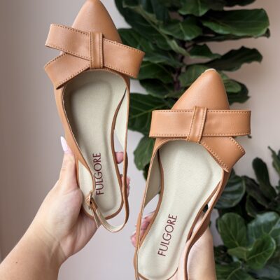 Zapatos modelo sandalias con lazo color café miel