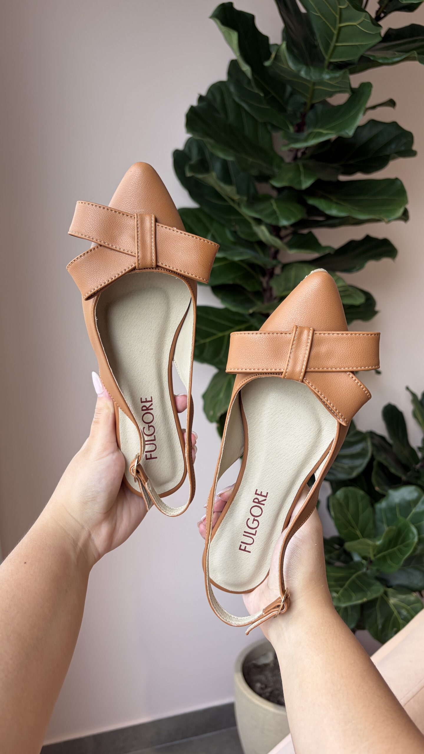 Zapatos modelo sandalias con lazo color café miel