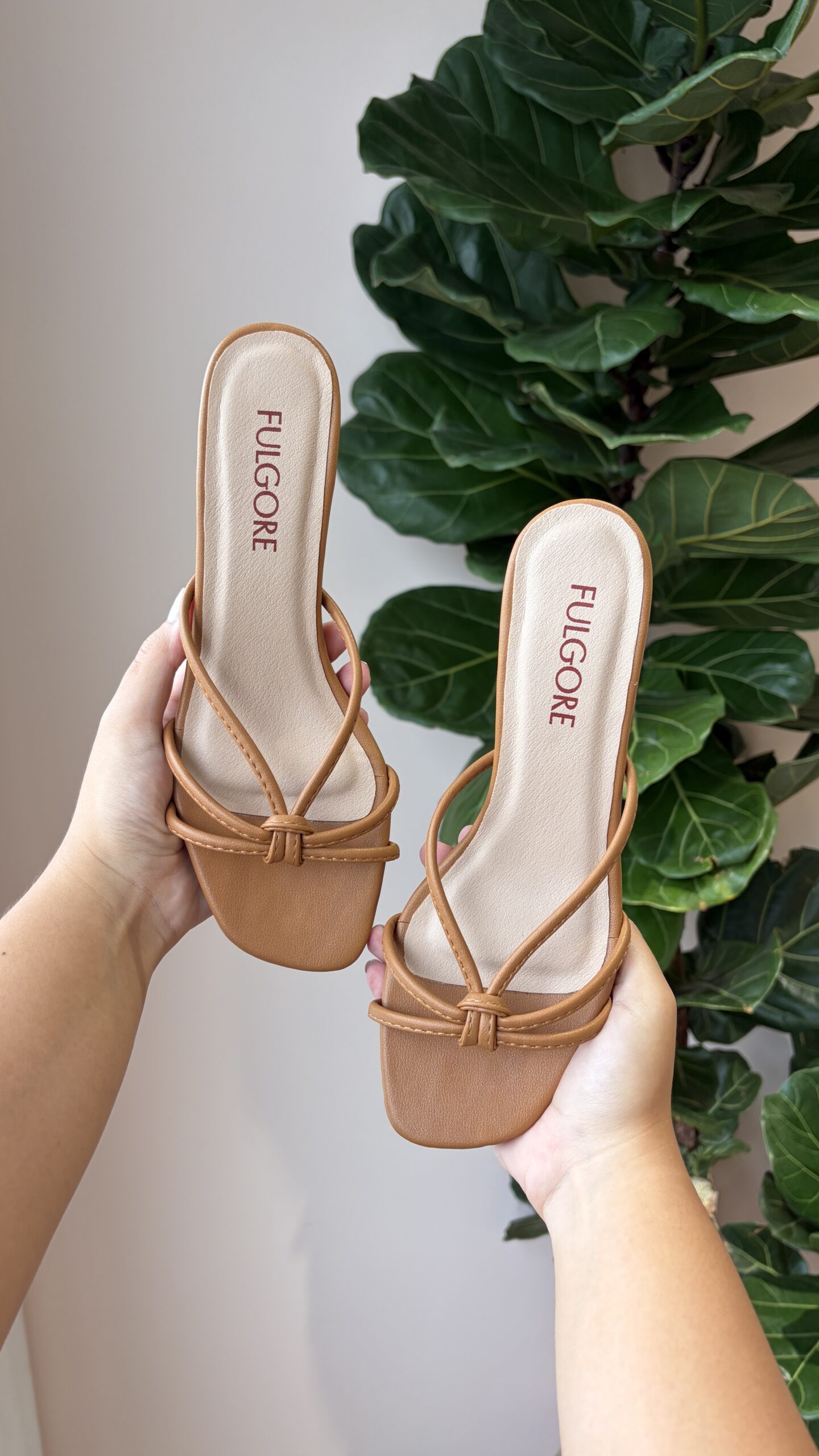 Sandalias de taco de 5.cm con tiras nudo y talón abierto color café miel