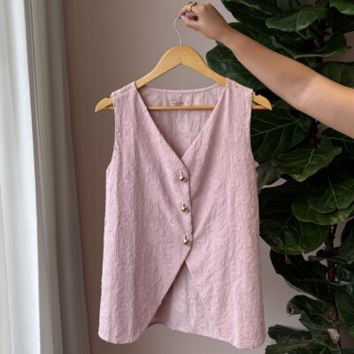 Blusa chaleco textura cuello en V color rosada