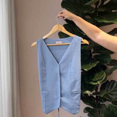 Blusa chaleco tipo blazer con amarre en la cintura color celeste