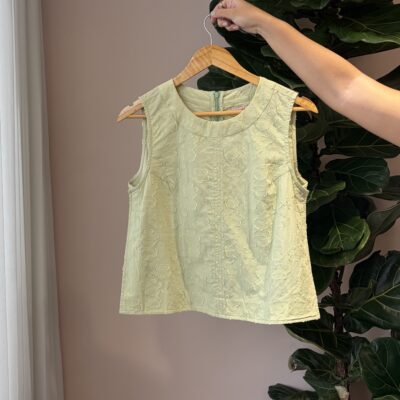 Blusa recta sisa cuello redondo y textura color verde pistacho