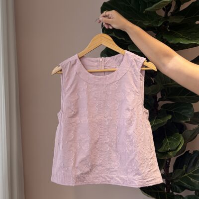 Blusa recta sisa cuello redondo y textura color rasada